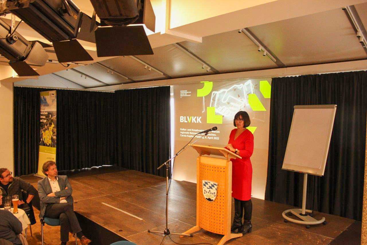 Carola Kupfer gab als Präsidentin einen Einblick in die Regional-Offensive des Bayerischen Landesverbands für Kultur- und Kreativwirtschaft (BLVKK). (Foto: Dr. Wolfgang Fruhmann)