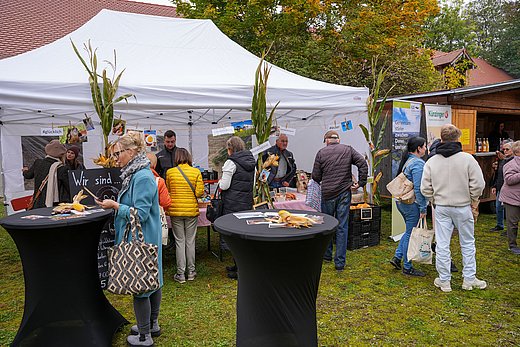 2. Genussmarkt der ILE Donau-Isar 1.500 Besucher flanierten beim 2. Genussmarkt der ILE Donau-Isar