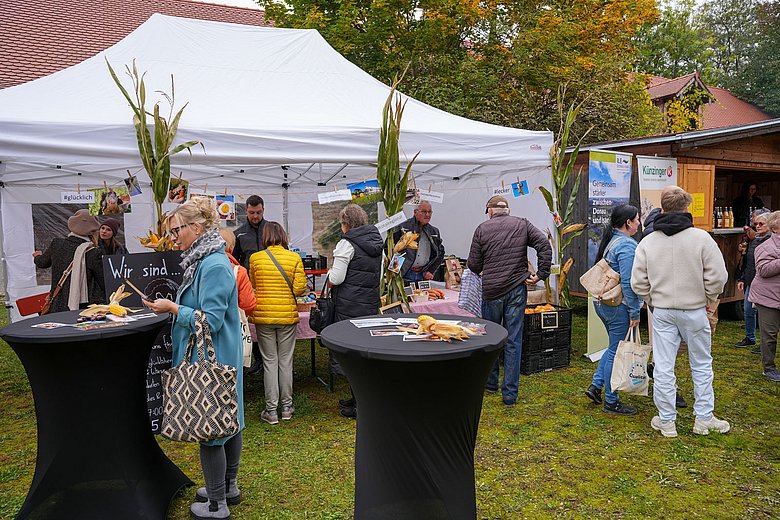 2. Genussmarkt der ILE Donau-Isar 1.500 Besucher flanierten beim 2. Genussmarkt der ILE Donau-Isar