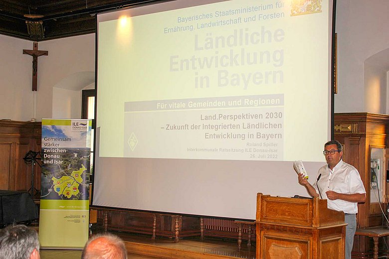 Roland Spiller, Referatsleiter für Integrierte Ländliche Entwicklung im Bayerischen Staatsministerium für Ernährung, Landwirtschaft und Forsten, lobte die Arbeit der ILE Donau-Isar. (Bild: Wolfgang Fruhmann)