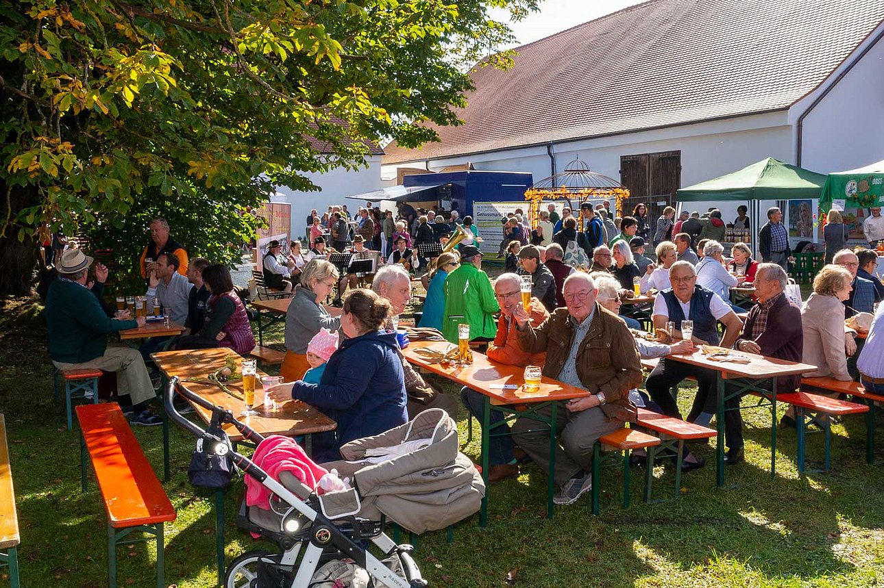 Bei bestem Wetter waren die Bänke im Hof von Schloss Isarau schnell besetzt. (Bild: Christian Omonsky)