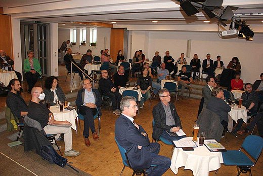 Zahlreiche Vertreterinnen und Vertreter der Kultur- und Kreativwirtschaft kamen am 6. April in Plattling zusammen. (Foto: Dr. Wolfgang Fruhmann)