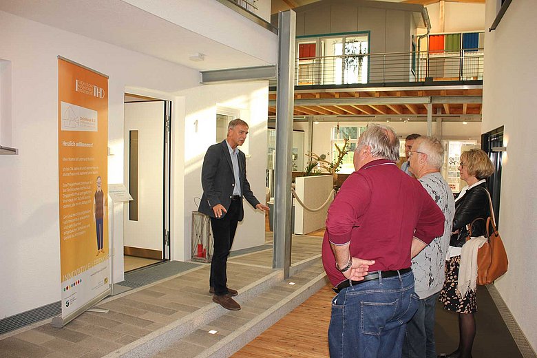 Prof. Dr. Horst Kunhardt (links), Technische Hochschule Deggendorf, hat den Senioren- und Behindertenbeauftragten der ILE Donau-Isar die Möglichkeiten eines Smart Home erklärt. 