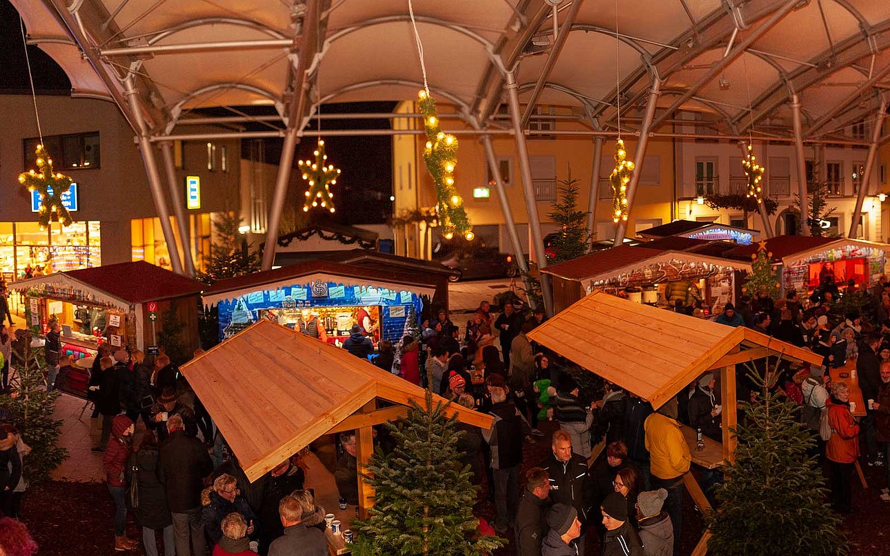 Christkindlmarkt auf dem überdachten Magdalenenplatz (Foto: Stadt Plattling)