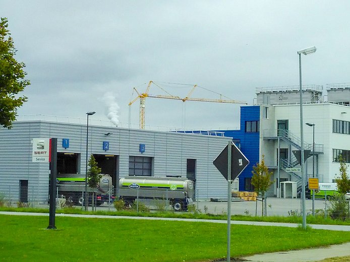 Der Weg vom Acker auf den Teller führt manche Lebensmittel durch eine Fabrik. In diesem Werk stellt die Goldsteig-Molkerei Magermilchpulver her, im Hintergrund dampft die Zuckerfabrik. (Bild: Hannelore Summer) Der Weg vom Acker auf den Teller führt manche Lebensmittel durch eine Fabrik. In diesem Werk stellt die Goldsteig-Molkerei Magermilchpulver her, im Hintergrund dampft die Zuckerfabrik. (Bild: Hannelore Summer)