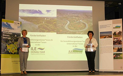 Die ILE-Vorsitzenden Jutta Staudinger, ILE Donau-Isar, und Liane Sedlmeier, ILE Donauschleife, (von links) haben den neuen Förderleitfaden vorgestellt.