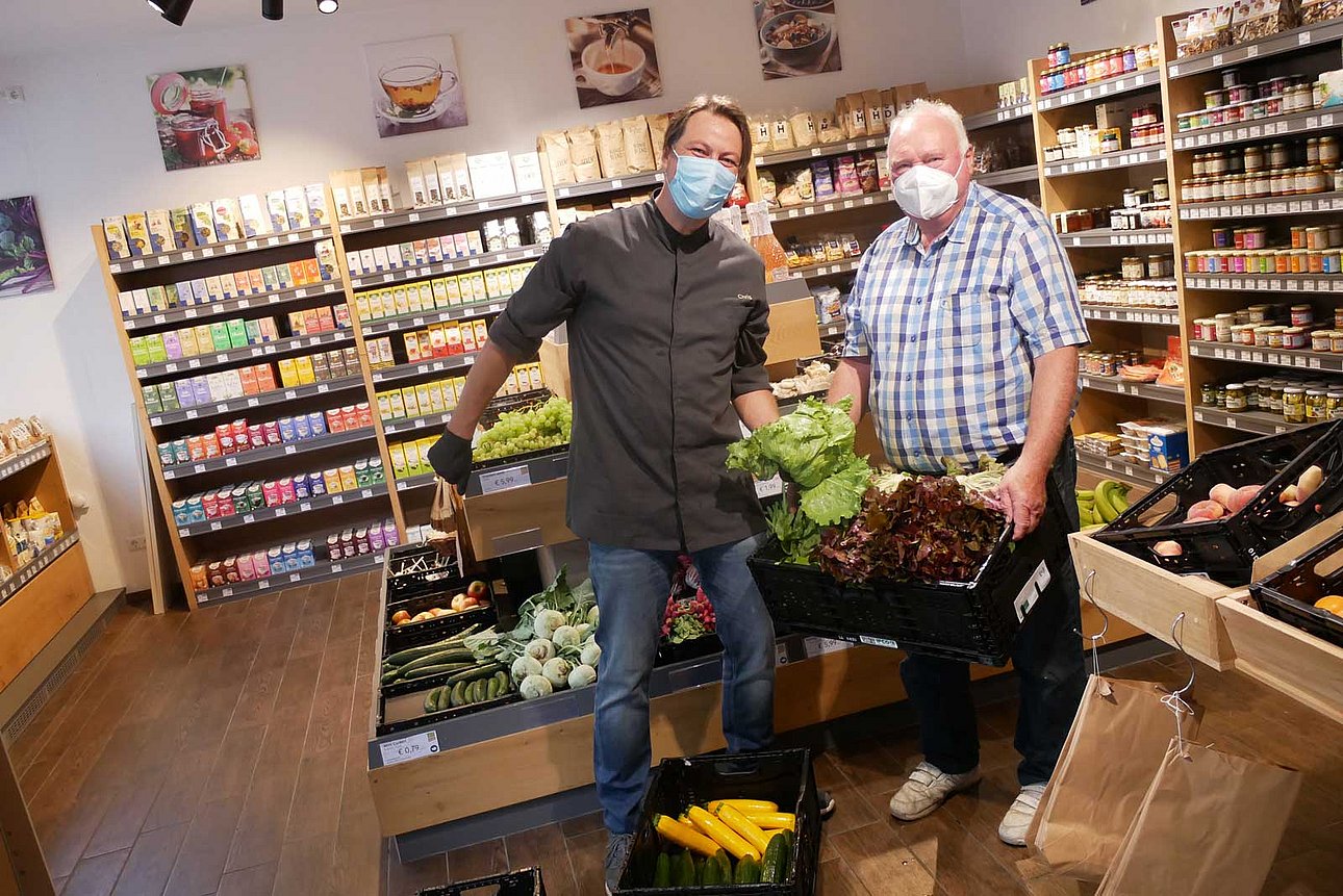 Kurze Wege – frischer geht es kaum: Morgens hat Hans Haushofer (r.) die Zucchini geerntet, mittags sind sie in Chris` Bioladen, nachmittags als Antipasti beim Kunden auf dem Tisch. Kurze Wege – frischer geht es kaum: Morgens hat Hans Haushofer (r.) die Zucchini geerntet, mittags sind sie in Chris` Bioladen, nachmittags als Antipasti beim Kunden auf dem Tisch.
