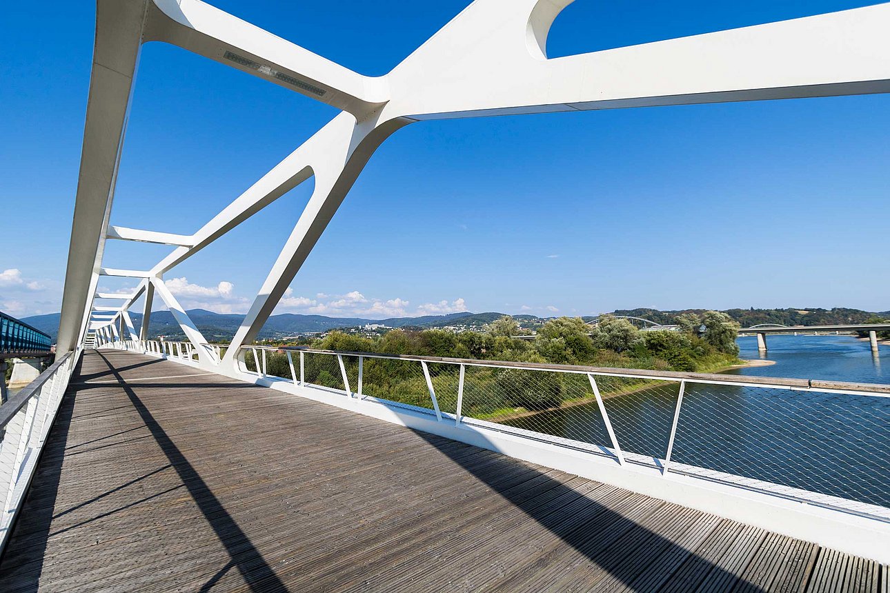 Seit der Donau-Garten-Schau 2014 verbindet eine neue Fußgänger- und Radfahrerbrücke die Donauufer. (Foto: Stadt Deggendorf)