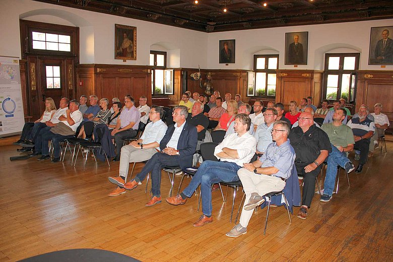 Die Rätinnen und Räte aus Aholming, Deggendorf, Moos, Otzing, Plattling und Stephansposching informierten sicb über den Stand der ILE-Umsetzung. (Bild: Wolfgang Fruhmann)