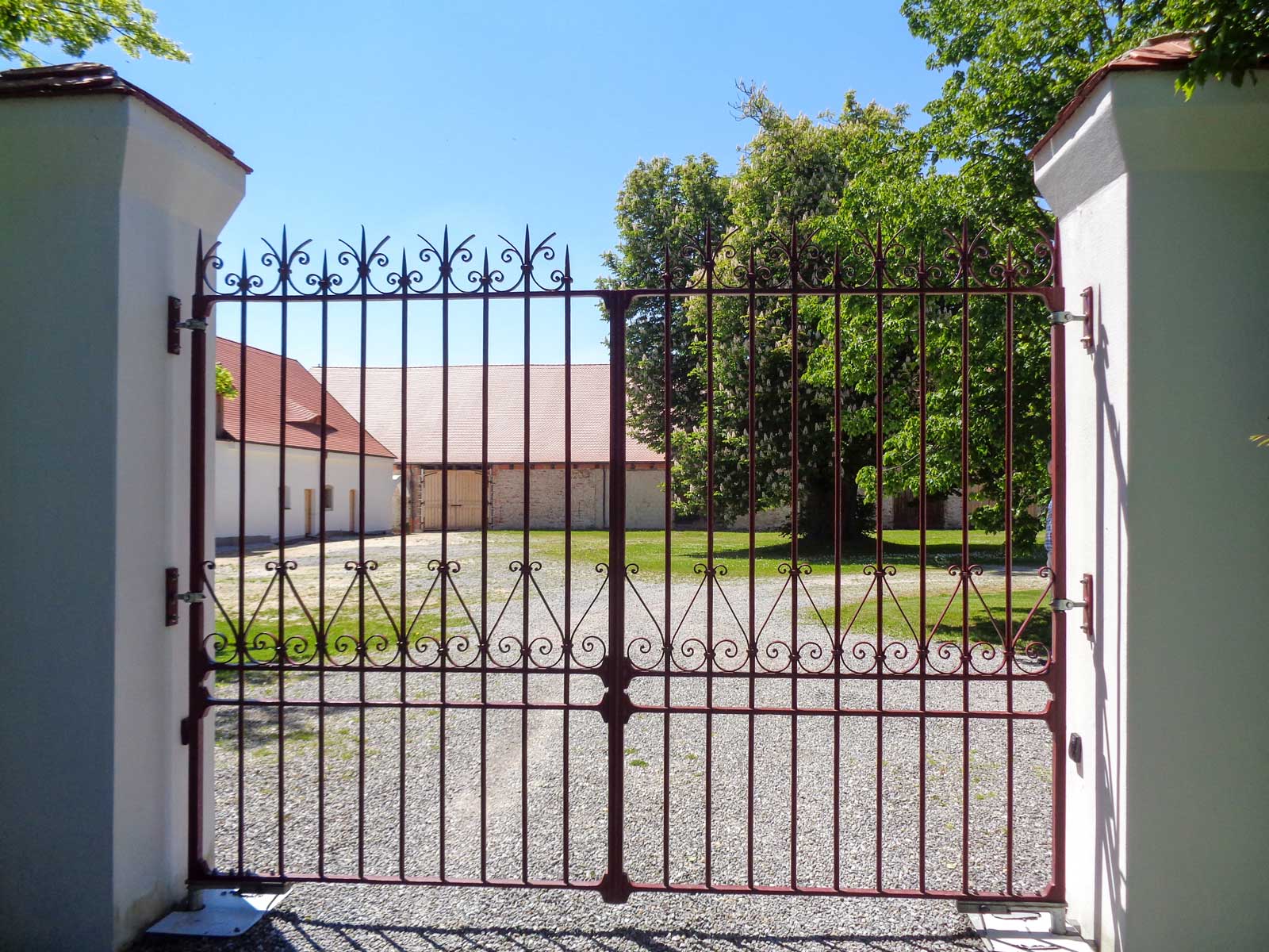 Das sanierte Schloss in Aholming mit seinem weitläufigen Innenhof und den Nebengebäuden der ehemaligen Schlossökonomie öffnet im Oktober seine Tore für den ILE-Markt. (Foto: Jürgen Fischer)